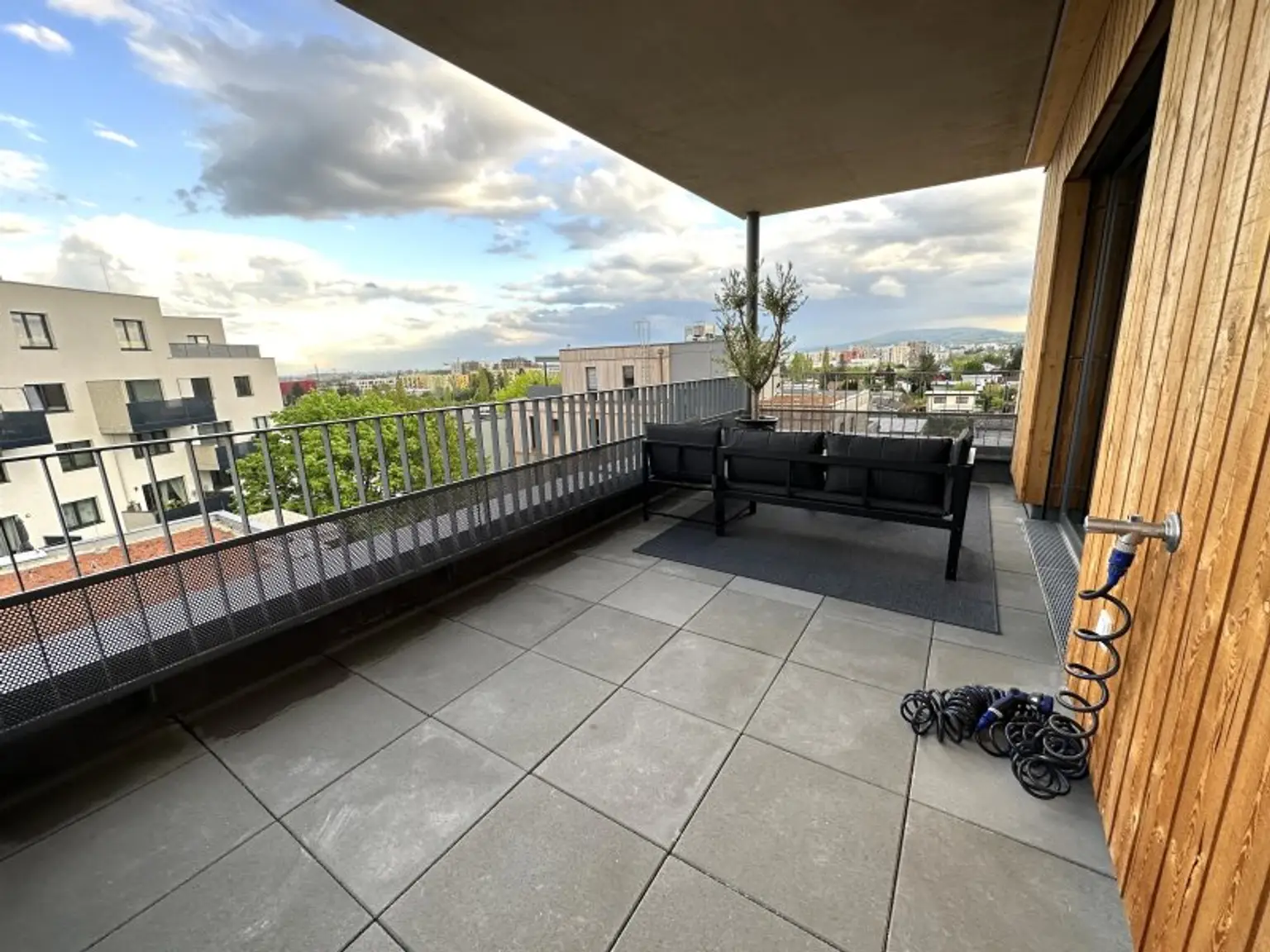 Wunderschöne & vollmöblierte 2-Zimmerwohnung in absoluter Ruhelage mit schönem Ausblick von großer Terrasse - en suite Badezimmer inklusive