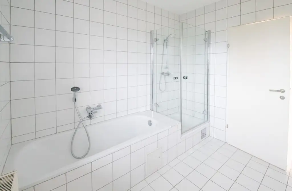 *** Wohnen in Waidmannsdorf *** Großzügige Vierzimmermaisonettewohnung mit Vorgarten & 3 Terrassen