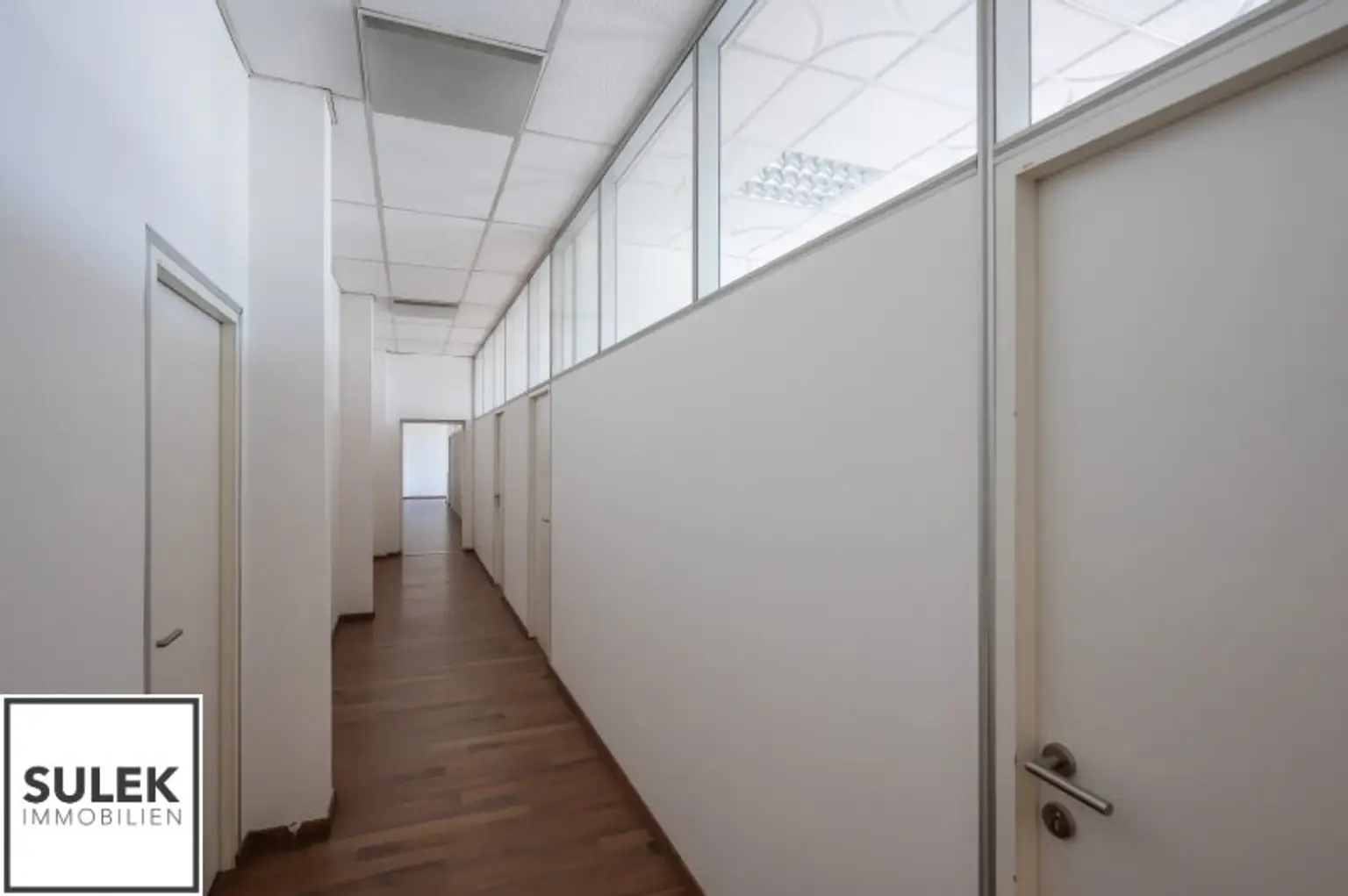 Grundstück mit vier Baukörpern - Büro-, Geschäfts- und Gewerbegebäude inkl. Parkplätzen in Vösendorf