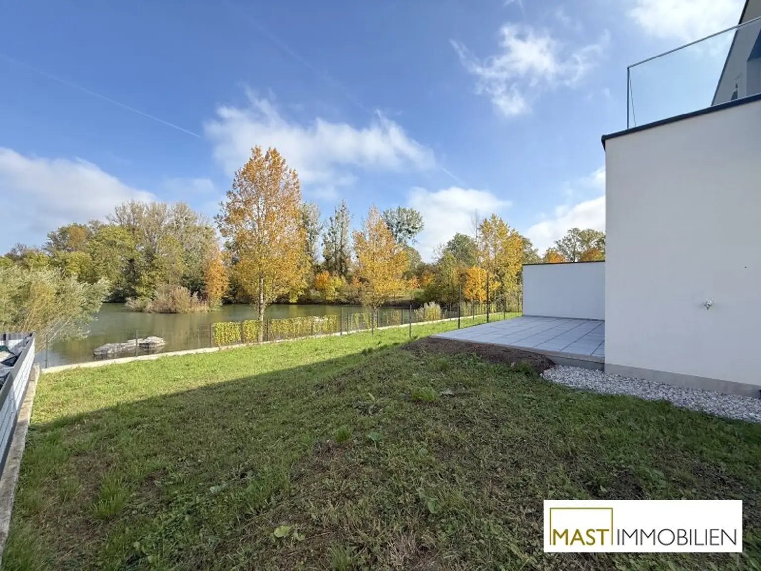 BEZUGSFERTIG! Doppelhaushälfte in erster Linie zum Teich in Bodensdorf!