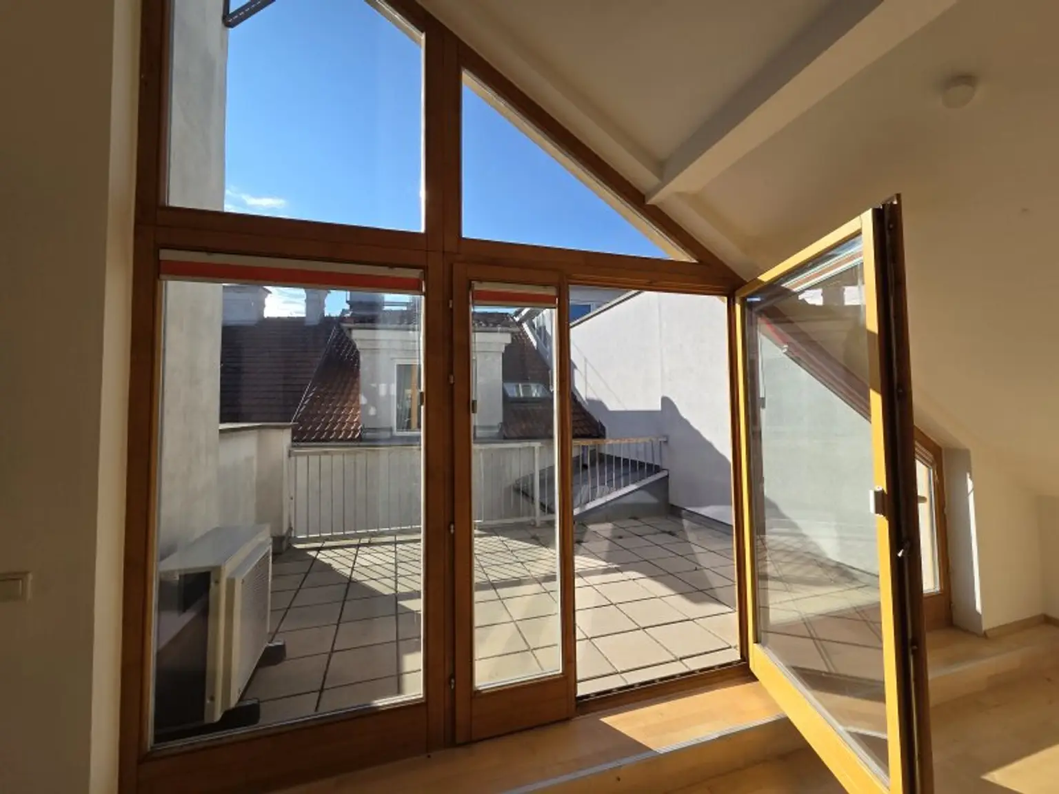 Atelierartige Dachgeschoss - Loftwohnung mit Terrasse