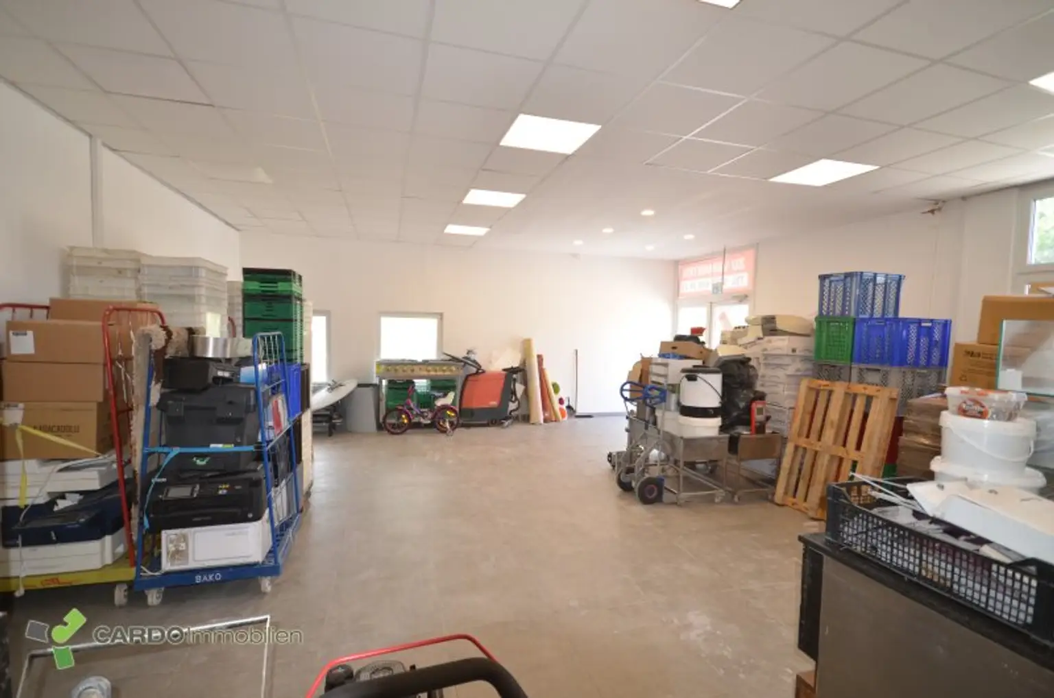 Geschäftslokal mit ca. 100 m² in branchenfreier Nutzung – großer Verkaufsraum, Büro/Personalbereich & eigene Parkplätze