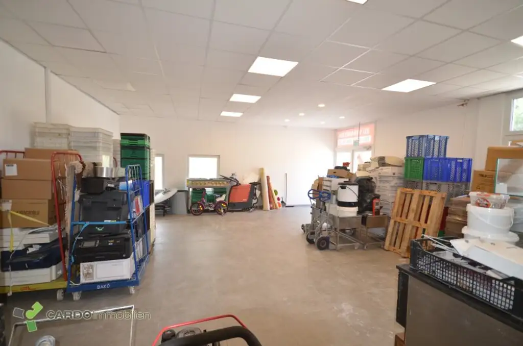 Geschäftslokal mit ca. 100 m² in branchenfreier Nutzung – großer Verkaufsraum, Büro/Personalbereich & eigene Parkplätze
