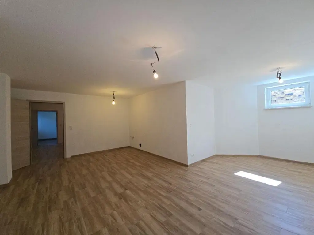 3701 Großwiesendorf/bei Großweikersdorf: Wunderschönes Einfamilienhaus mit Wohnkeller, Doppelgarage und Weinröhre