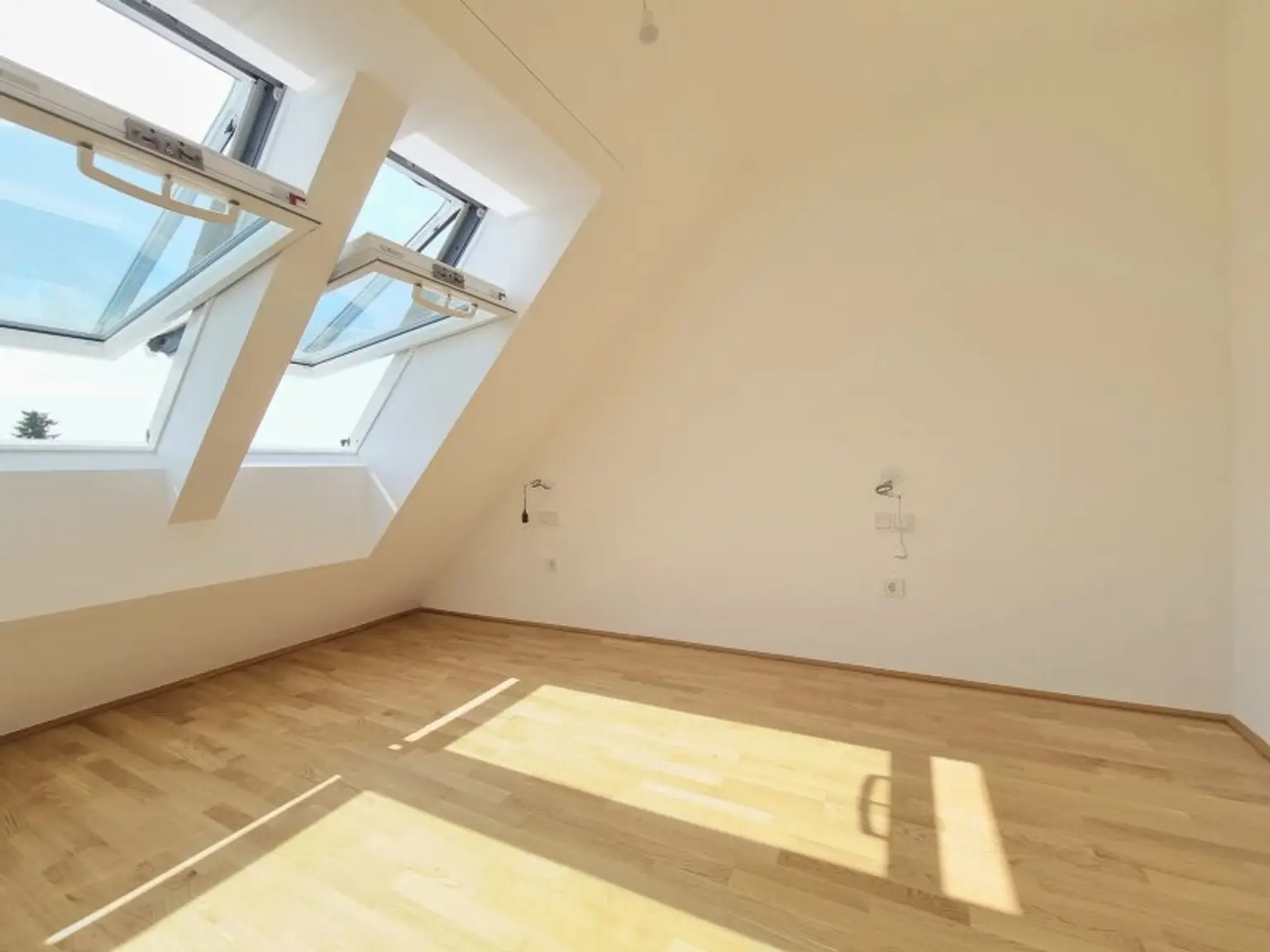 Sonniger Dachgeschosstraum mit Süd/West Balkon und Kühlung- RUHELAGE TRIFFT WOHNGENUSS – Stilvolle Ausstattung