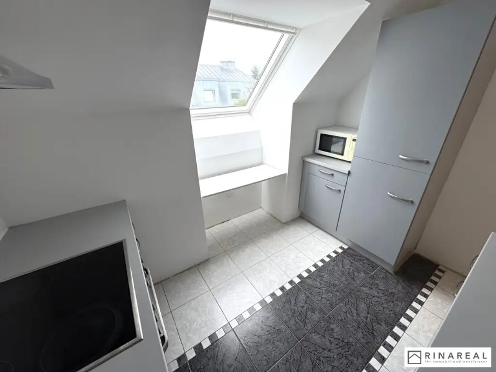 Großzügige und helle 2 Zimmer Wohnung im Dachgeschoss | ca. 63 m² | Klimaanlage | zzgl. PKW-Stellplatz | Friedrich Schiller-Straße