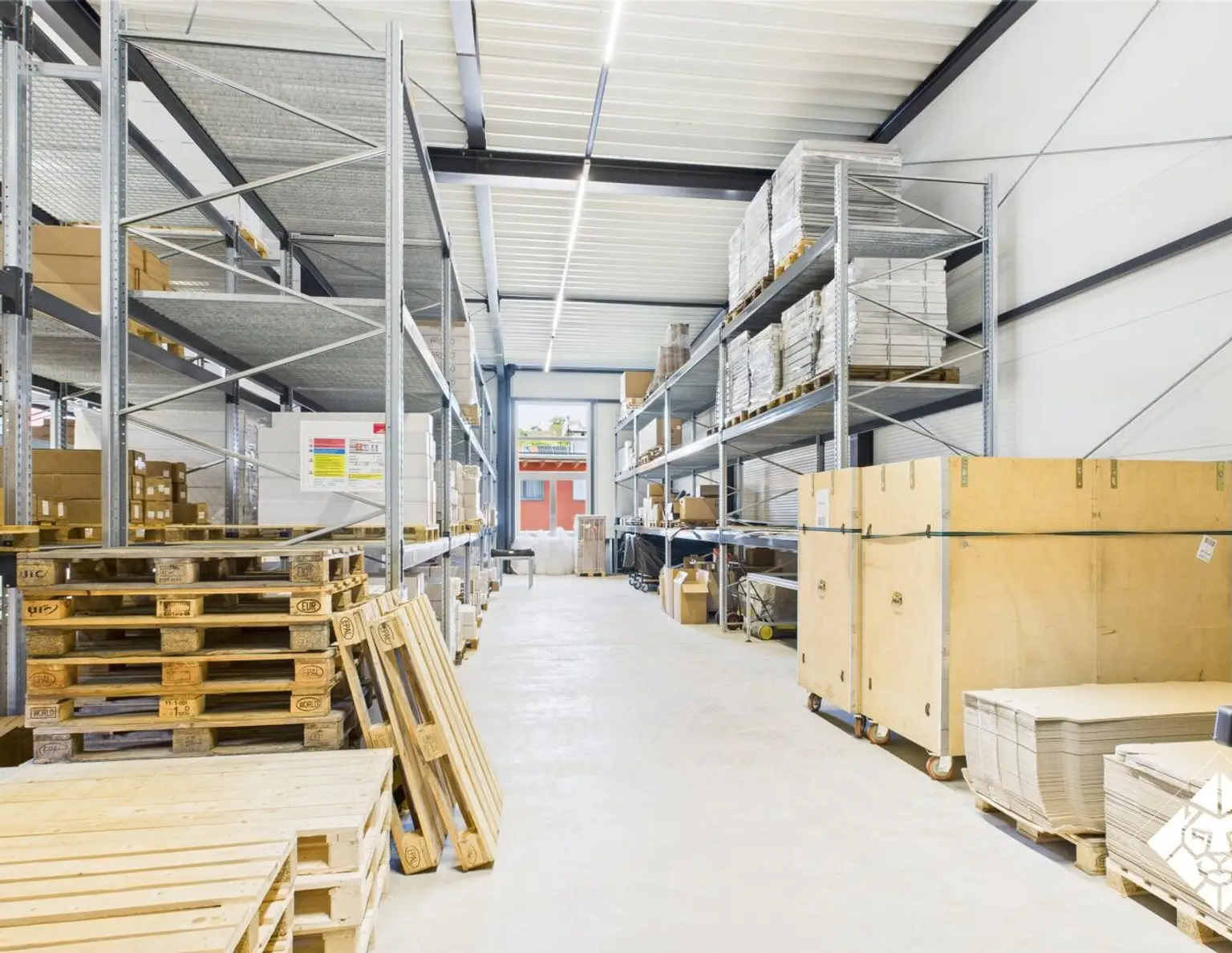 Modernes Palettenlager inklusive Handlingservice mit optimaler Verkehrsanbindung zu mieten