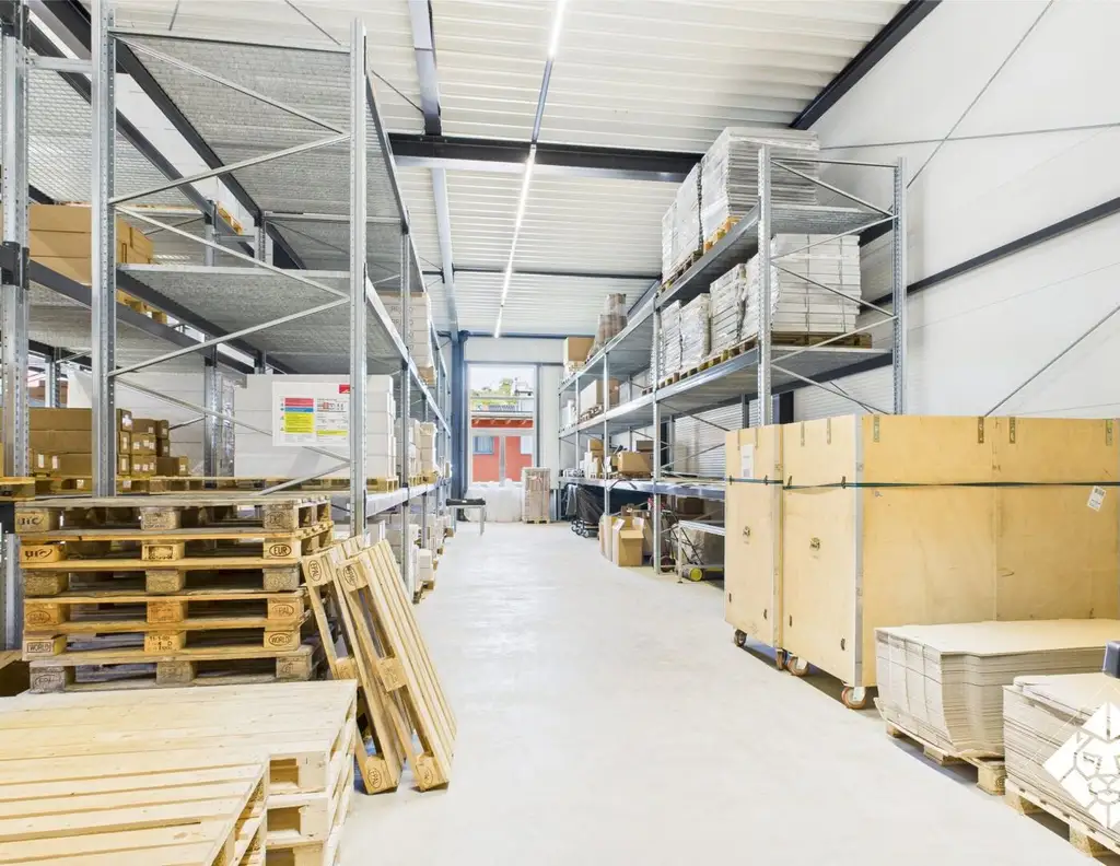 Modernes Palettenlager inklusive Handlingservice mit optimaler Verkehrsanbindung zu mieten