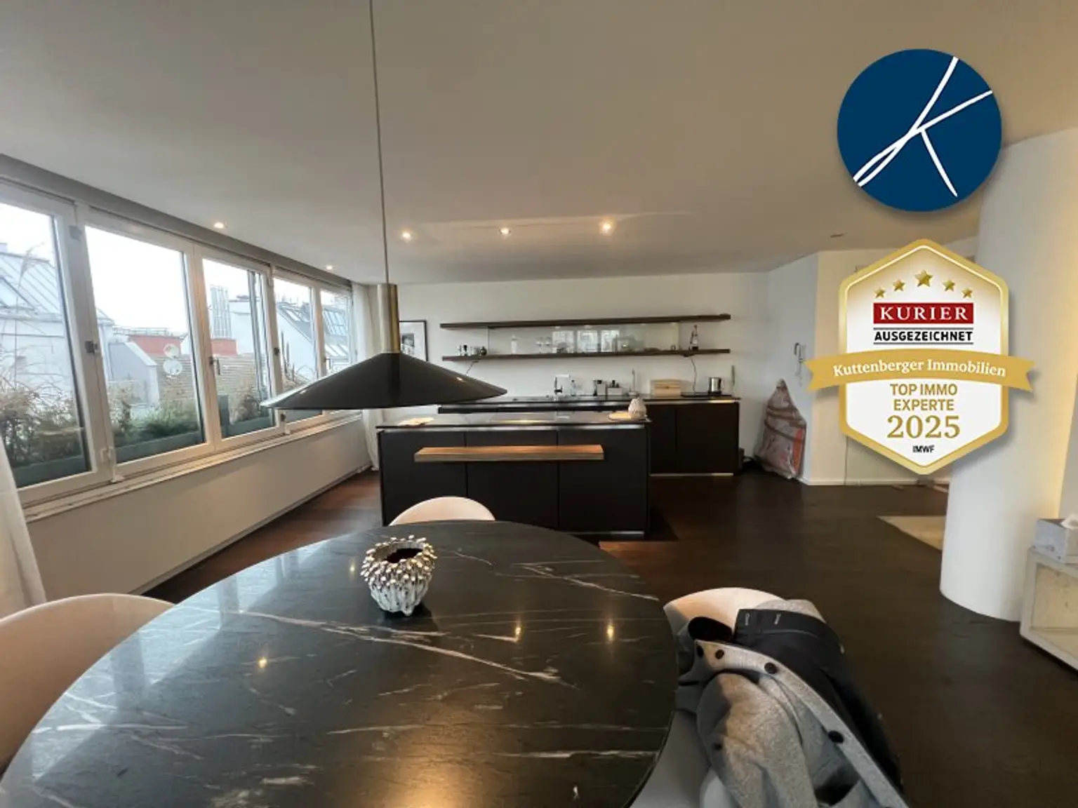 Blick auf die Luxus-Küche mit Pult