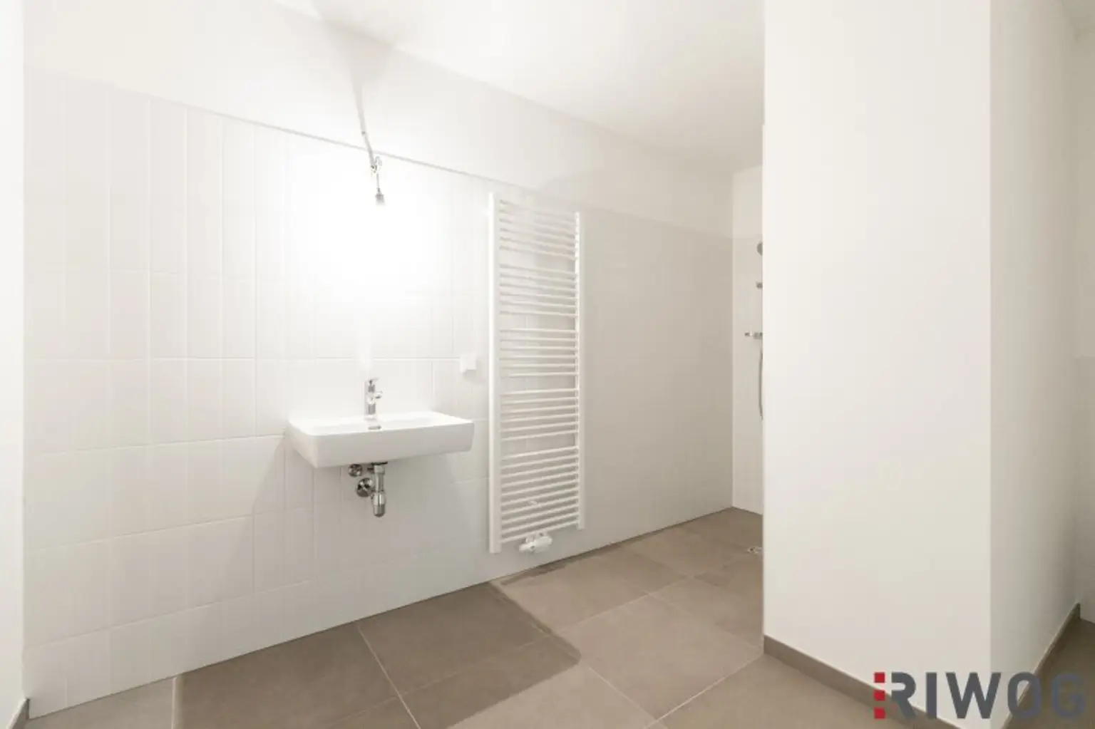 ERSTBEZUG nach Sanierung | Komplett hofseitiges Loft mit Balkon | Raumhöhe bis zu ca. 4,95 m | Büro/Praxis Nutzung und Kurzzeitvermietung möglich