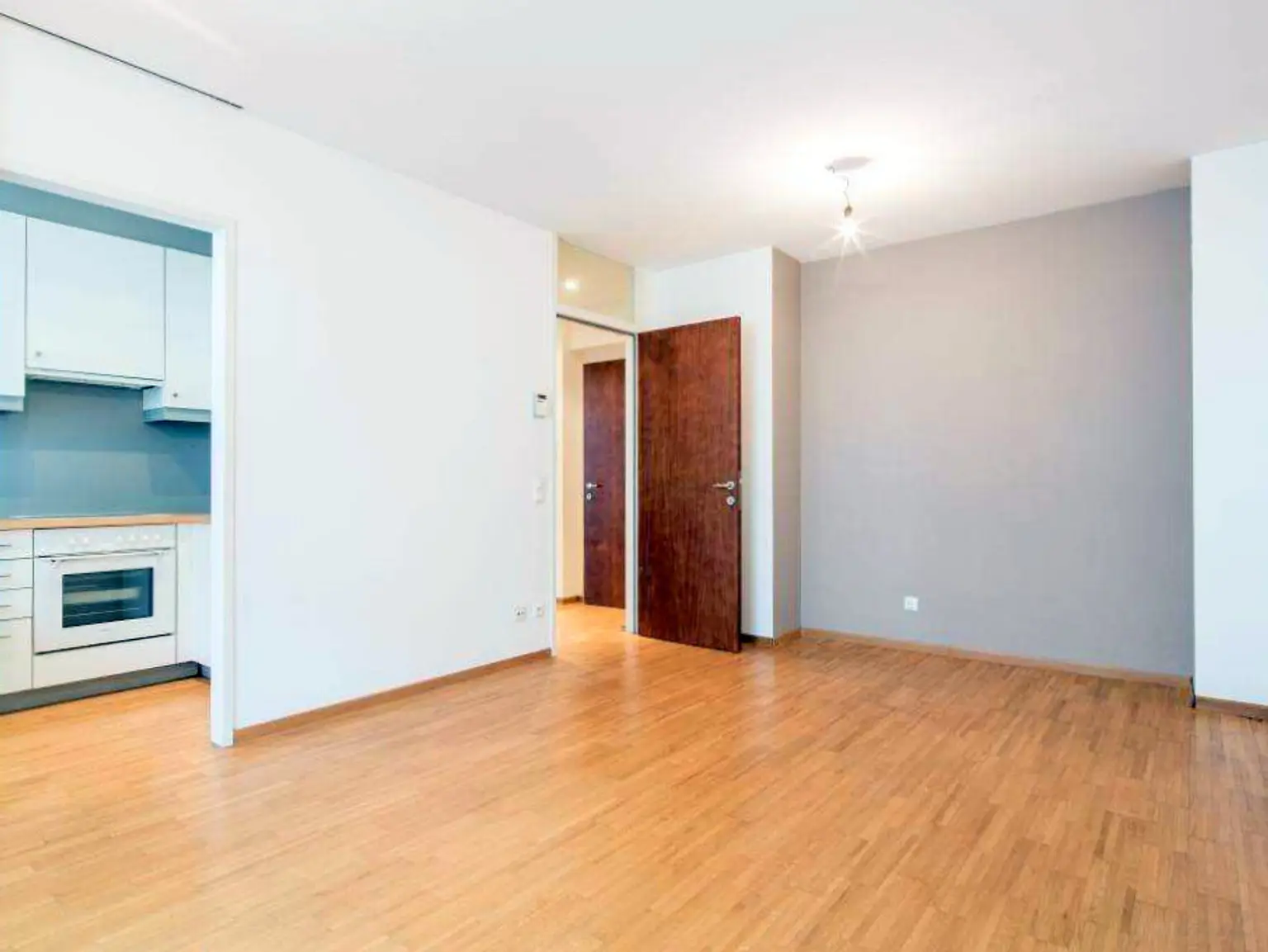 Wohnzimmer mit Zugang zur Küche