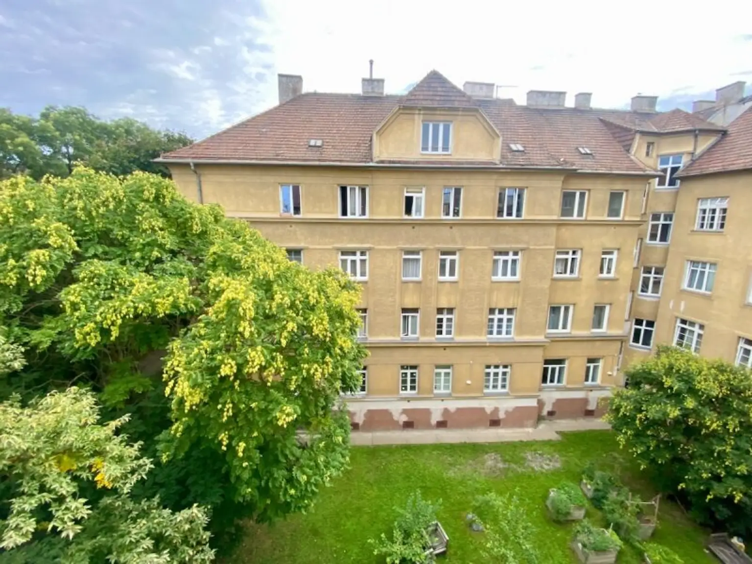 2 Zimmer-Wohnung ZUM SANIEREN, BLICK ins GRÜNE!