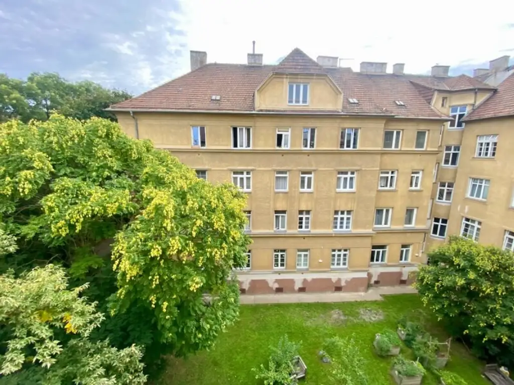 2 Zimmer-Wohnung ZUM SANIEREN, BLICK ins GRÜNE!