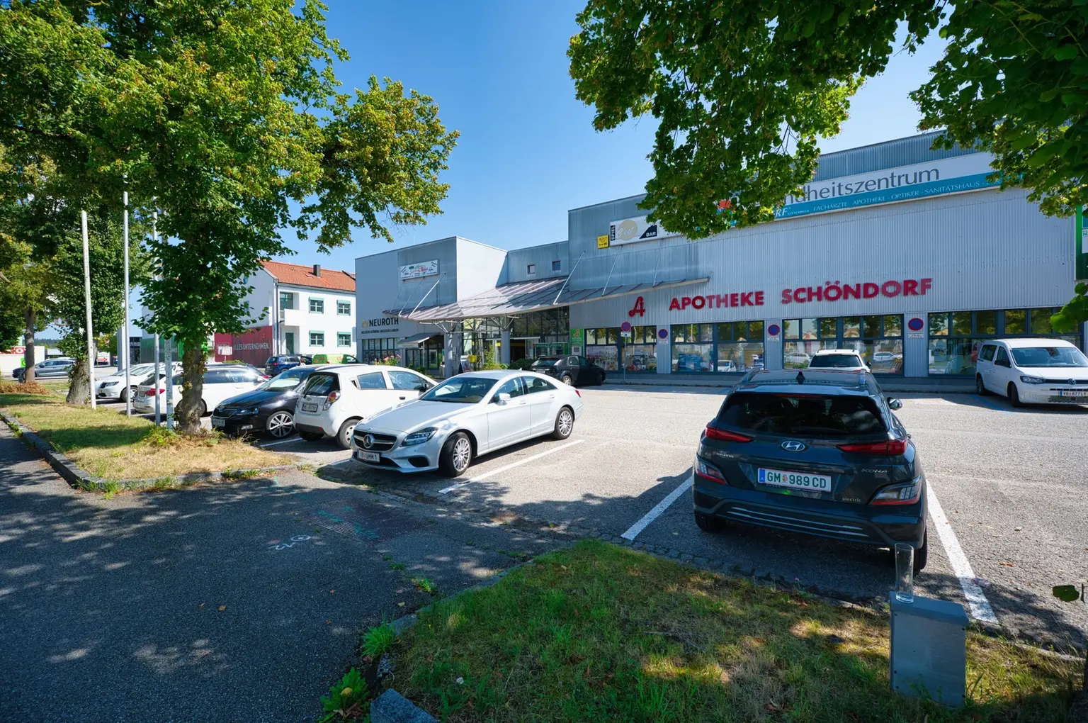 Außenansicht mit Parkplätzen DSC_6989