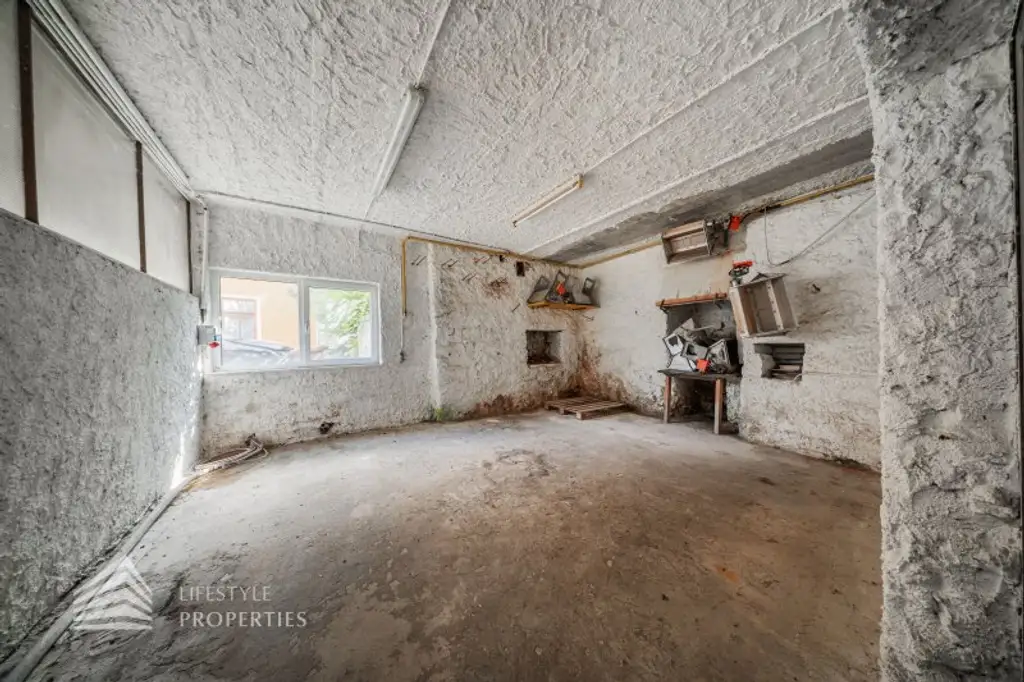 Attraktives Gewerbejuwel: Lagerhalle + Büroflächen mit Photovoltaik direkt am Bahnhof