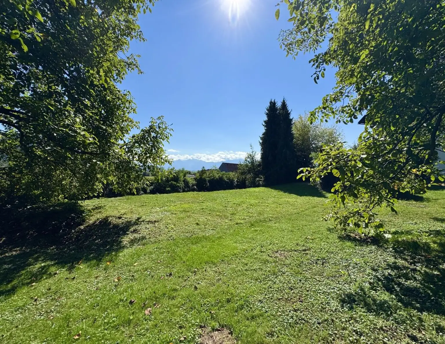 Wunderschönes Grundstück in Treffen am Ossiacher See mit Blick auf die Burg Landskron & den Mittagskogel zu kaufen!