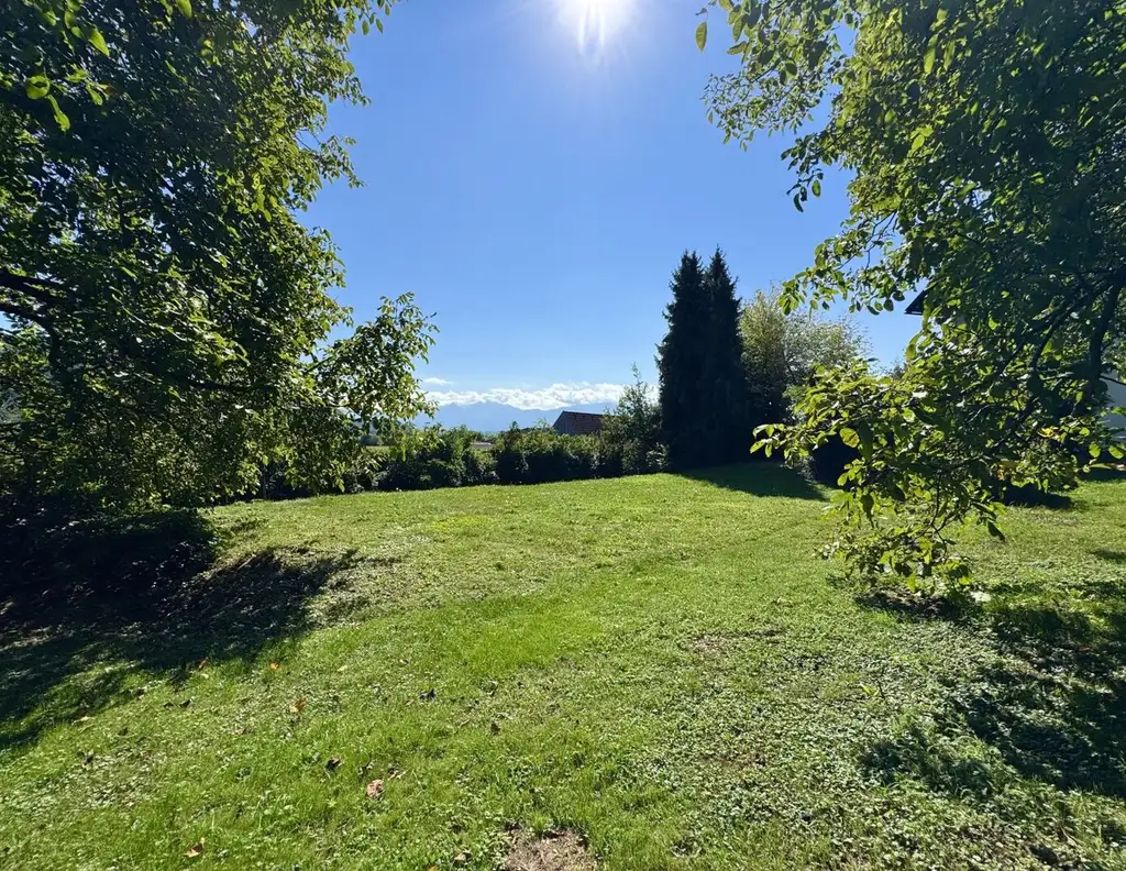 Wunderschönes Grundstück in Treffen am Ossiacher See mit Blick auf die Burg Landskron & den Mittagskogel zu kaufen!