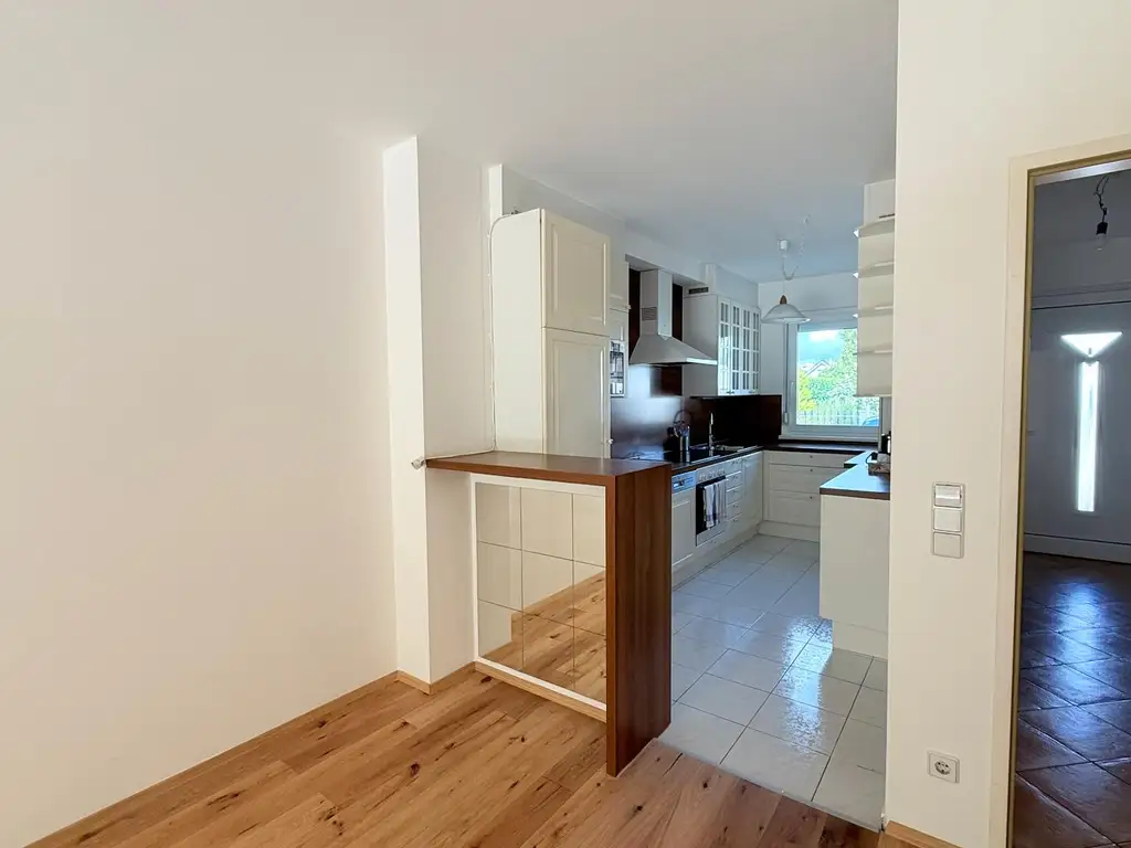 4- Zimmer Familienhit mit zwei Stellplätzen und Garten