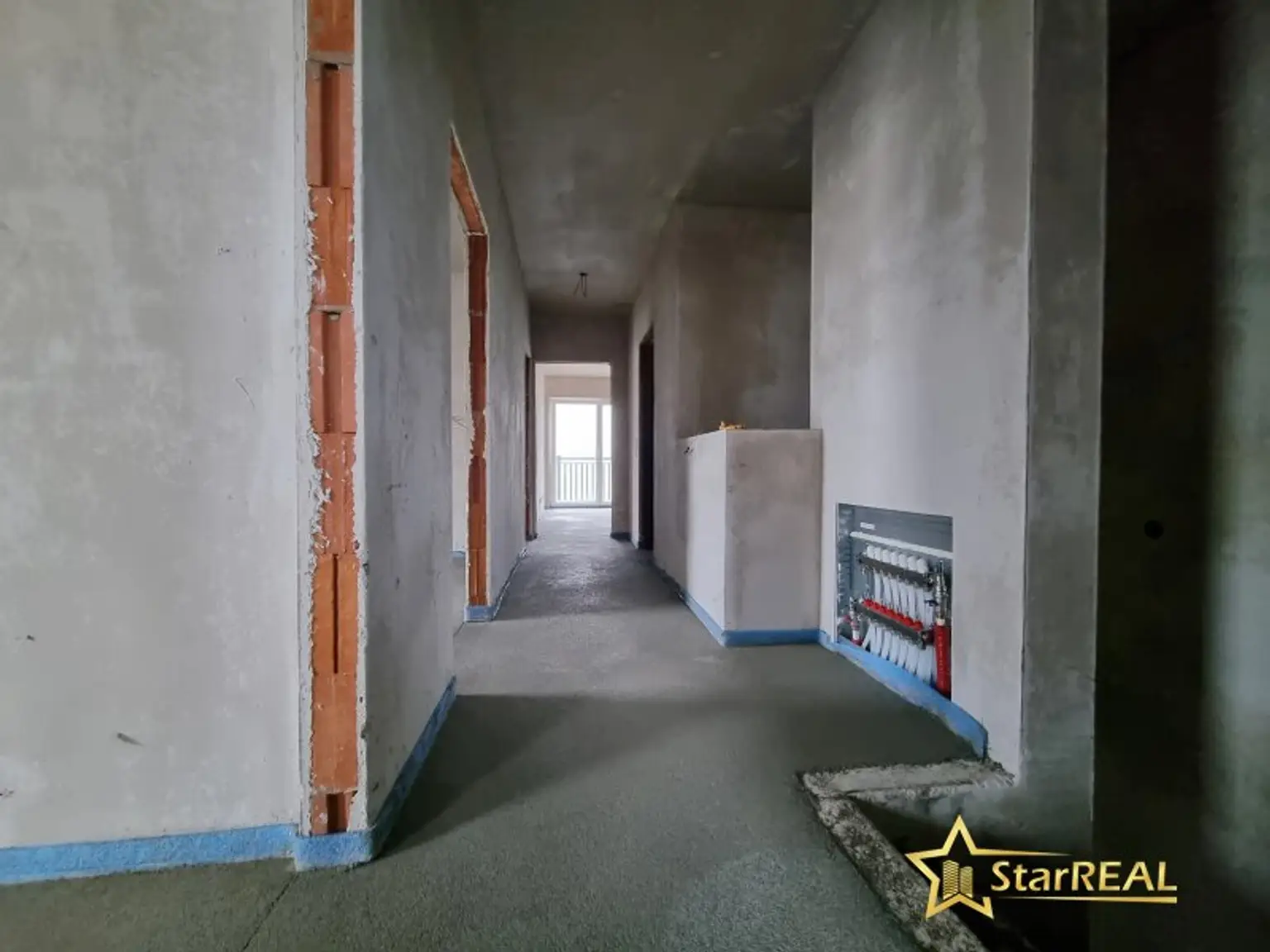 KURZ VOR FERTIGSTELLUNG! 208 m² NFL! 5-ZIMMER, KELLER, BALKON, TERRASSE, CARPORT UND GROSSER GARTEN. ZIEGELQUALITÄT MIT UNVERBAUBAREM GRÜNBLICK.