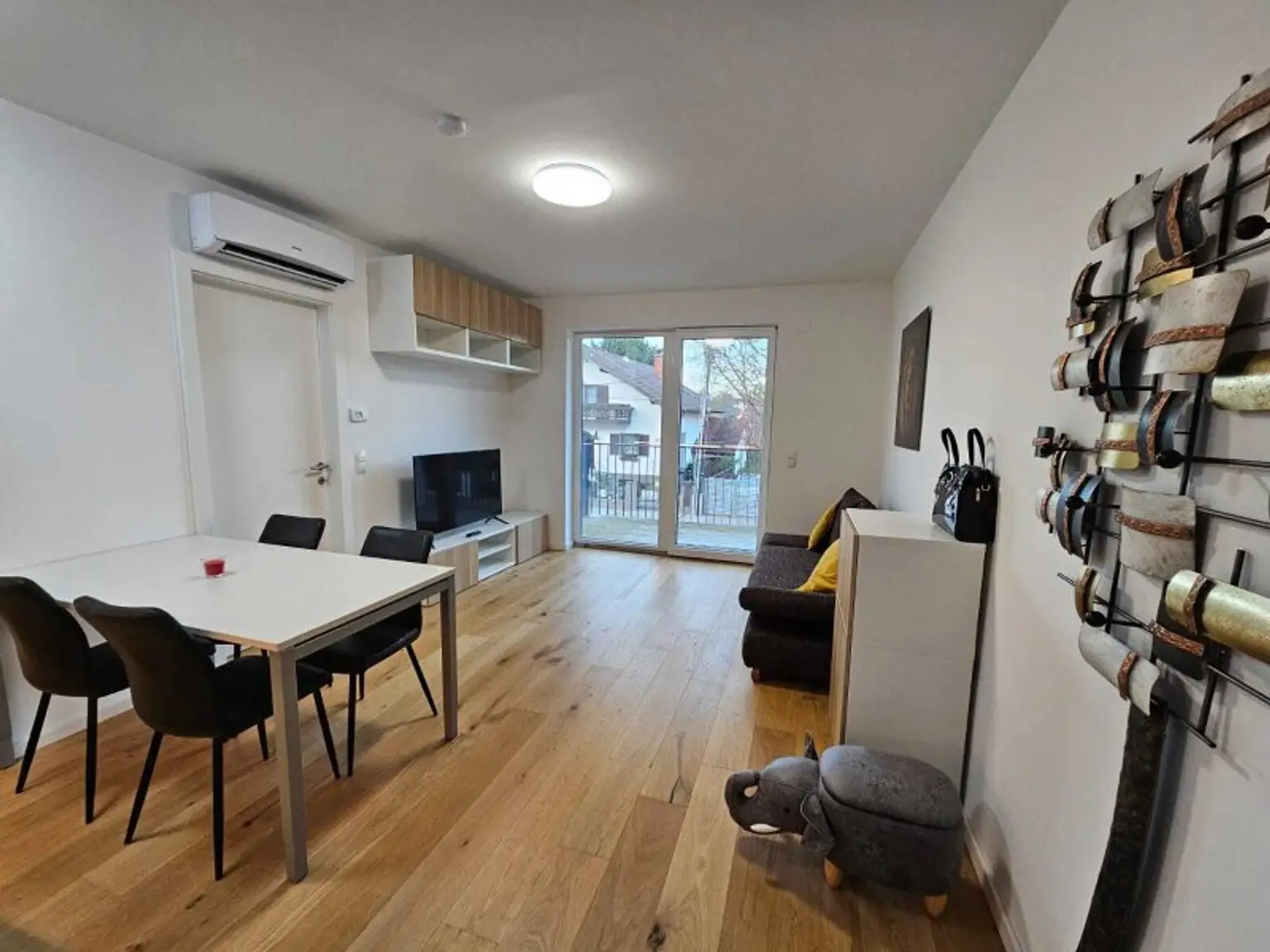 Erstbezug! Moderne, vollmöblierte 2-Zimmer-Wohnung mit Balkon, Top-Infrastruktur & hellen Räumen in 1210 Wien