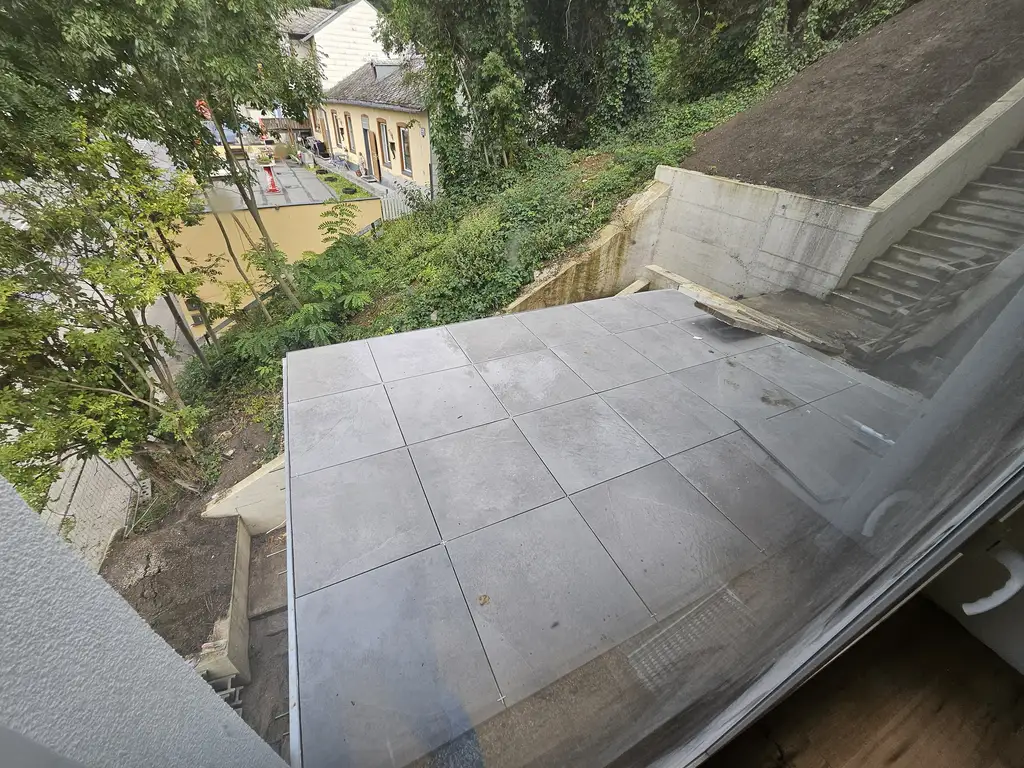 Neubauwohnung mit abgetrennter Küche, großem Wohnbereich und Balkon – komfortabel & modern