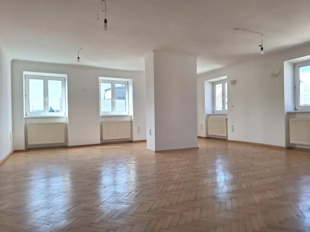 Helles, uneinsehbares Dachgeschoß-Loft in Innenhoflage