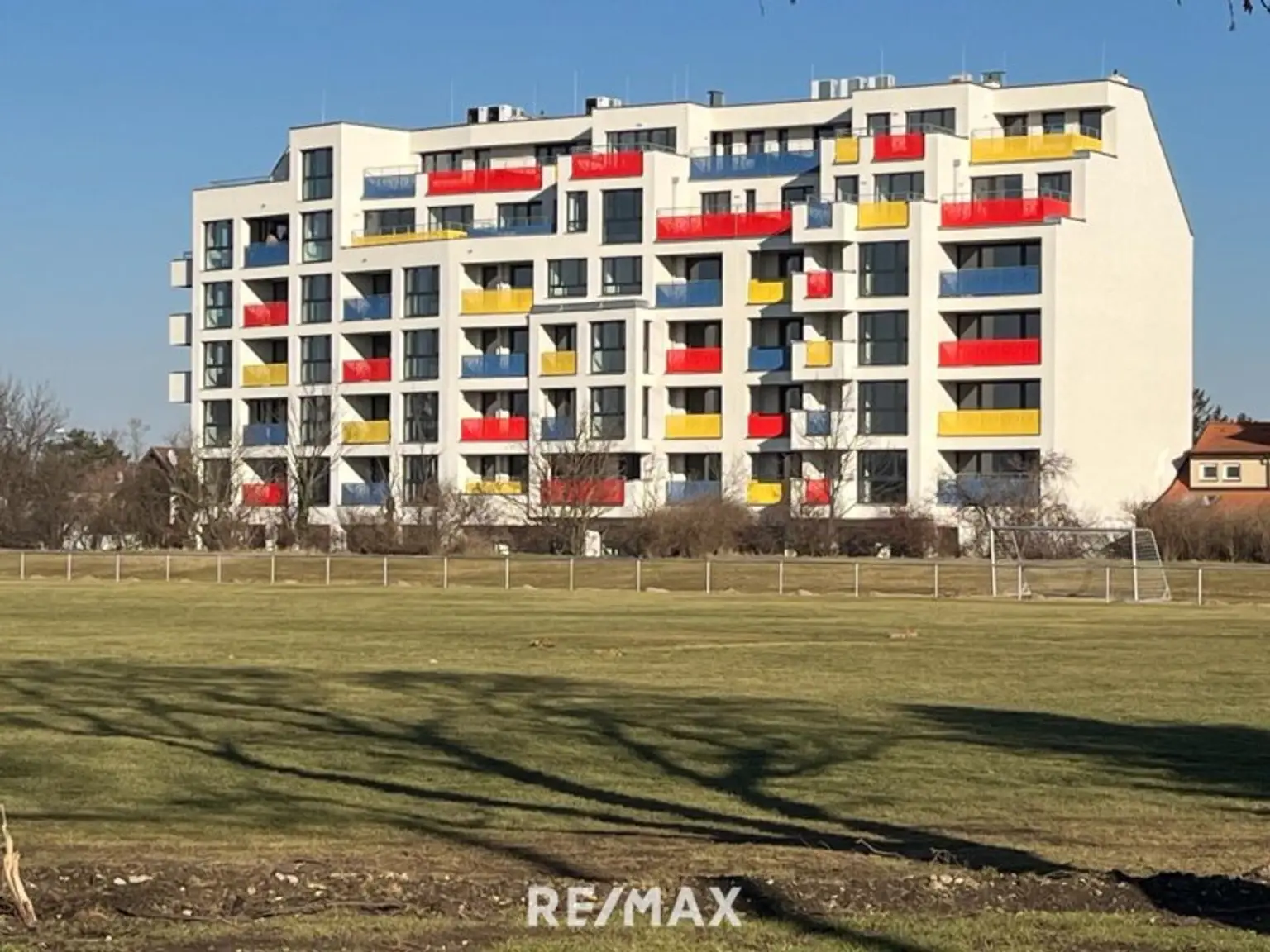 HOCHWERTIGE BAUQULITÄT& ZETGEMÄSSE ARCHITEKTUR!