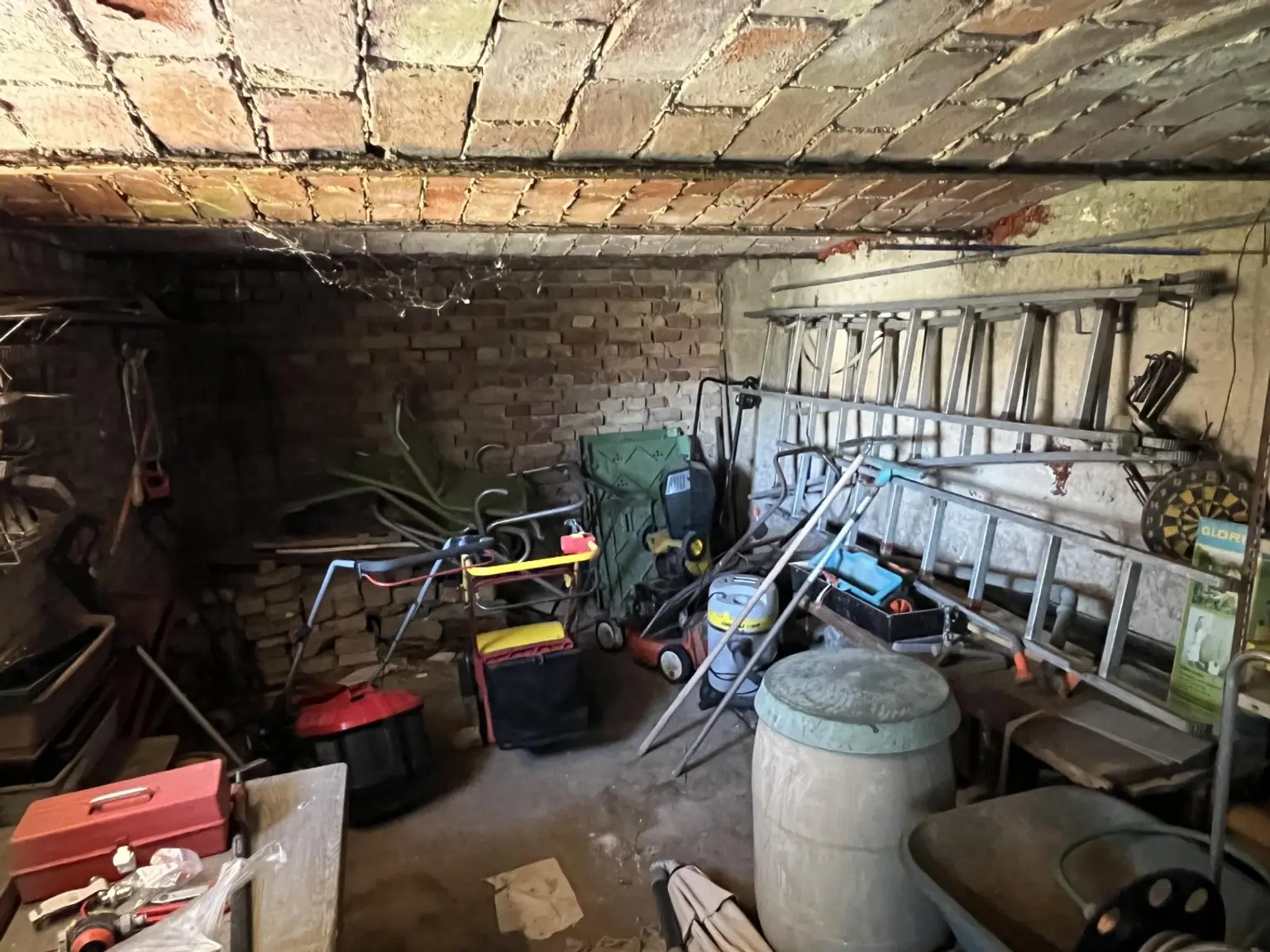 Geräteraum unter der Terrasse ca. 20 m²