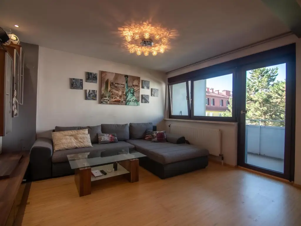Schöne sanierte 2 Zimmer Wohnung in guter Lage