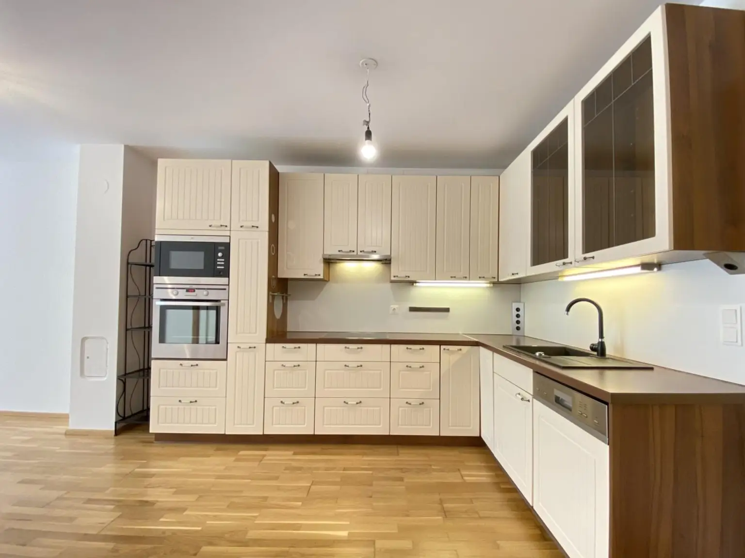 3 ZIMMER GARTENWOHNUNG | RUHE | VIEL STAURAUM | TERRASSE | 2 WC | GARAGE | EINBAUKÜCHE