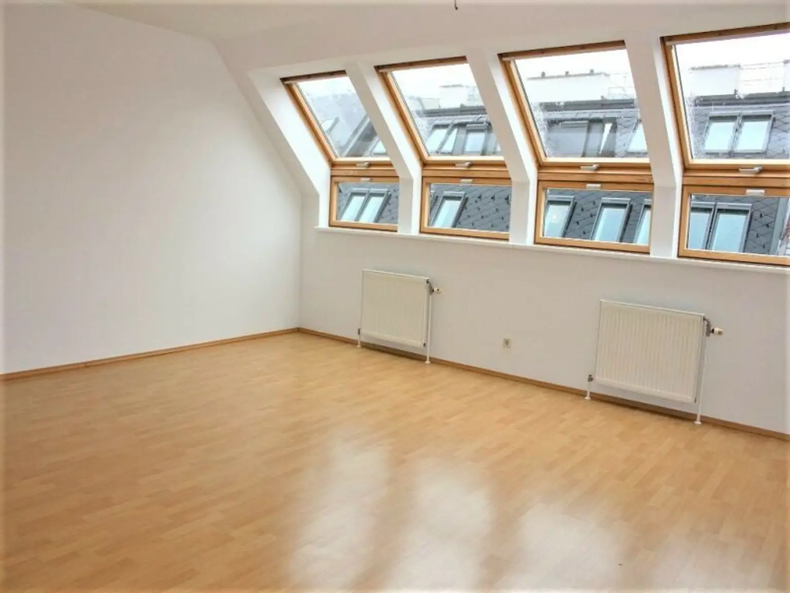TERRASSENHIT, DACHGESCHOSS, 81 m2 Maisonette mit 12 m2 Terrasse, 3 Zimmer, Küche, Galerie, Wannenbad, Augarten-Nähe