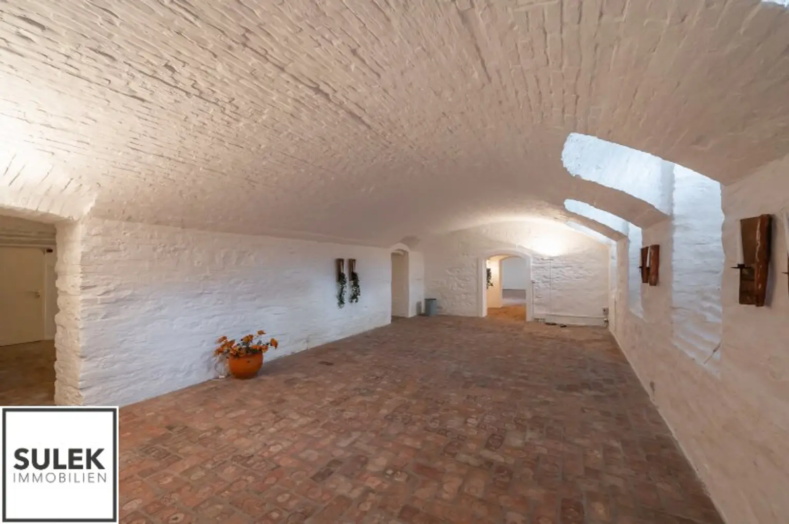 Ihr neuer Bürostandort am Stadtpark! Altbau mit großen Kellerräumlichkeiten - sofort beziehbar!