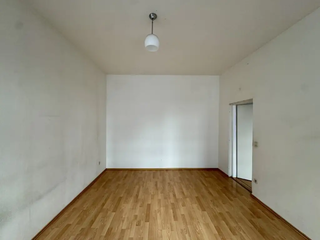 Renovierungsbedürftige Wohnung in Top-Lage des 12. Bezirks – Ideal für Individualisten!