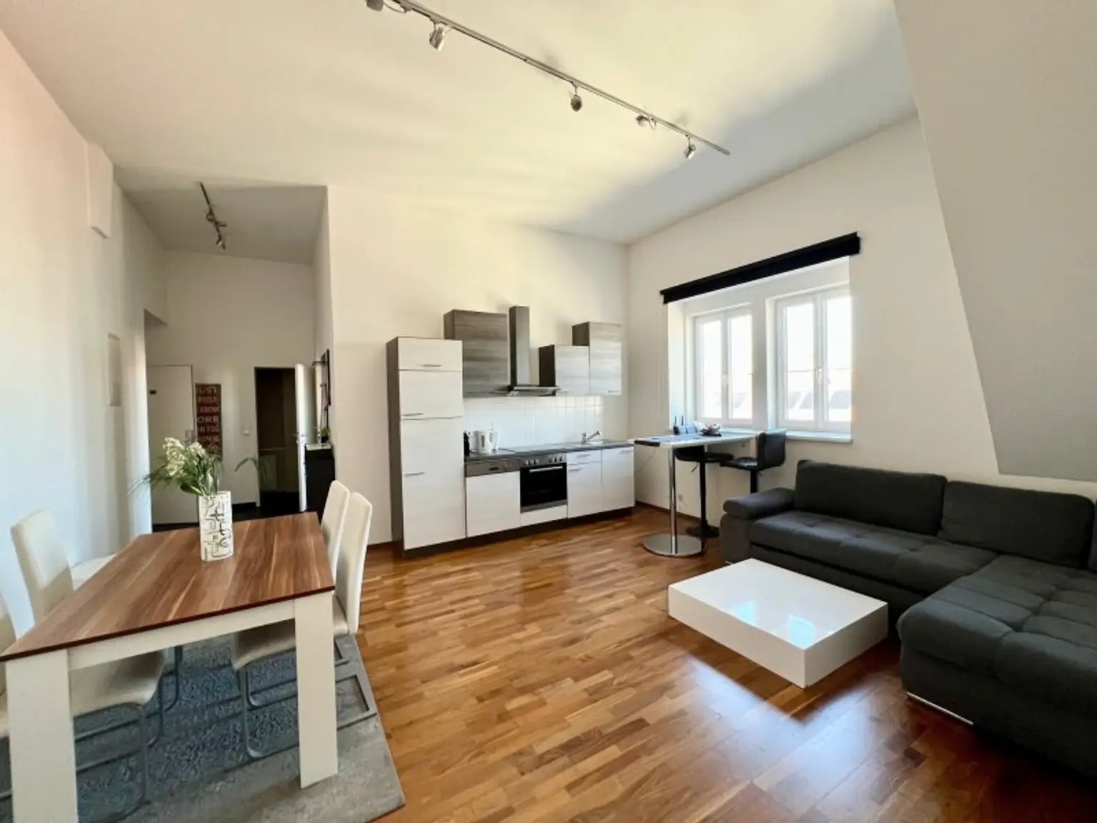 2-Zimmer-Dachgeschosswohnung mit Traumblick! 66 m2 in Top-Wohngegend, U1 Nähe!