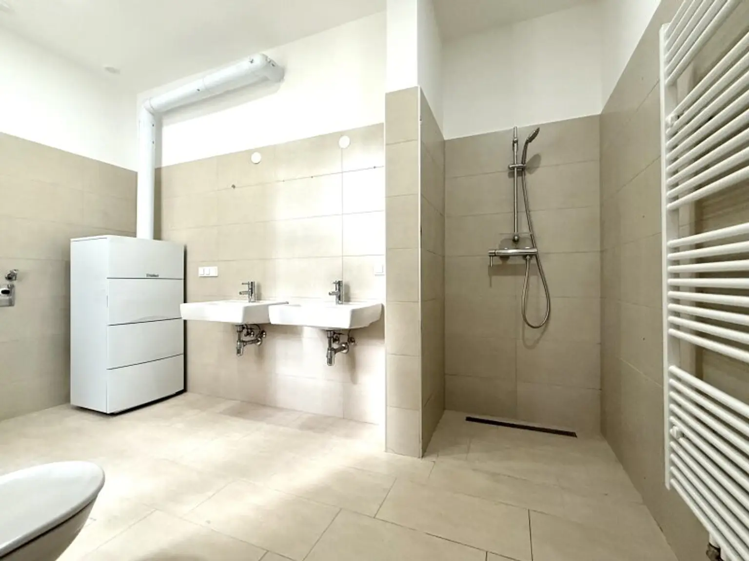 Großzügige vollsanierte Altbauwohnung mit Loggia I Belvedere & Schweizergarten Nähe I Barrierefreier Zugang mit Lift I Fischgrätparkett & Fußbodenheizung I perfekte öffentliche Anbindung
