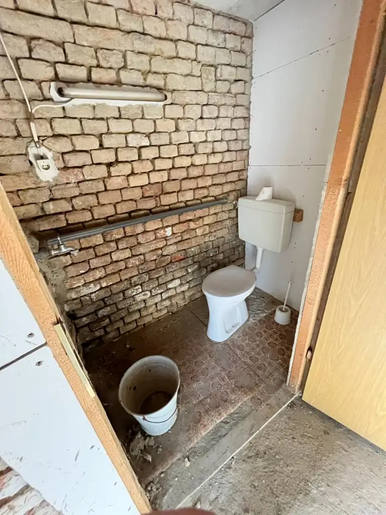 Renovierungsbedürftiges Haus mit Garten