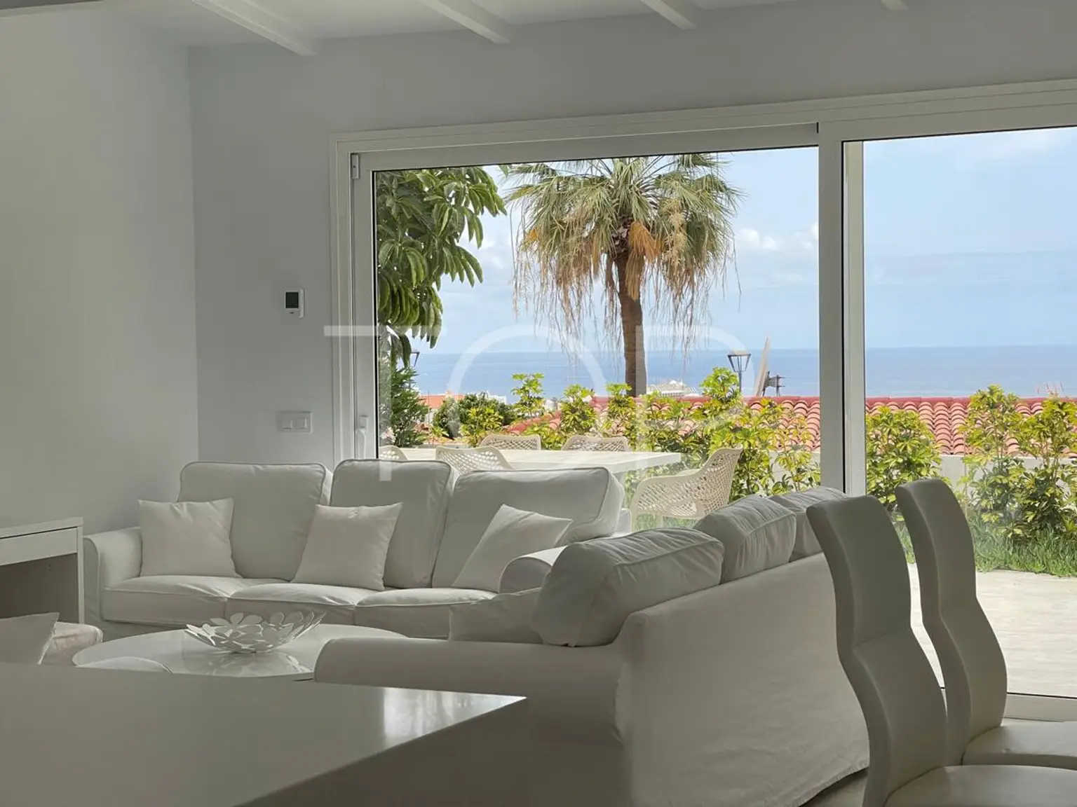 Renovado chalet con piscina y vistas al mar