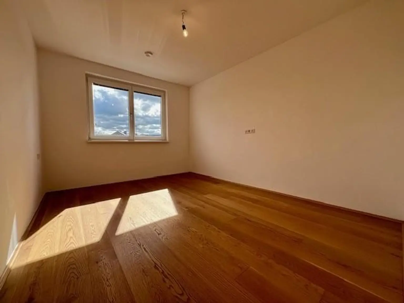 Lichtdurchflutete 2-Zimmer-Wohnung mit Dachterrasse - verfügbar ab Oktober 2025