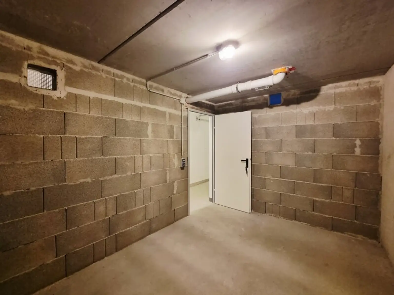 Naturnahes Wohnen mit exklusivem Extra: Schwimmteich in der Anlage