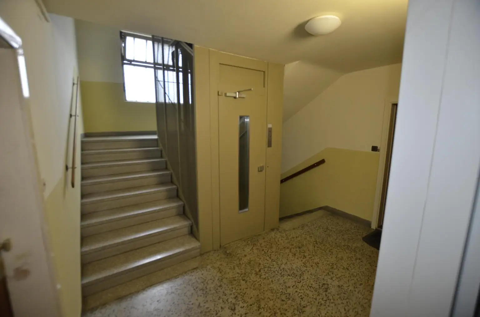 Sanierungsbedürftige 2-Zimmer Wohnung mit sonniger Loggia