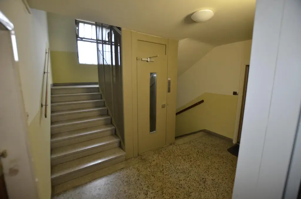 Sanierungsbedürftige 2-Zimmer Wohnung mit sonniger Loggia