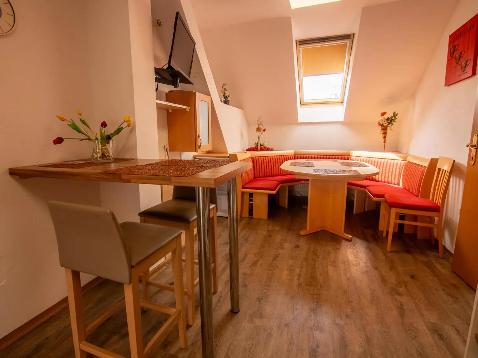 Großes Wohnhaus mit Heurigenlokal / 5 Gästezimmern und einem Miethaus