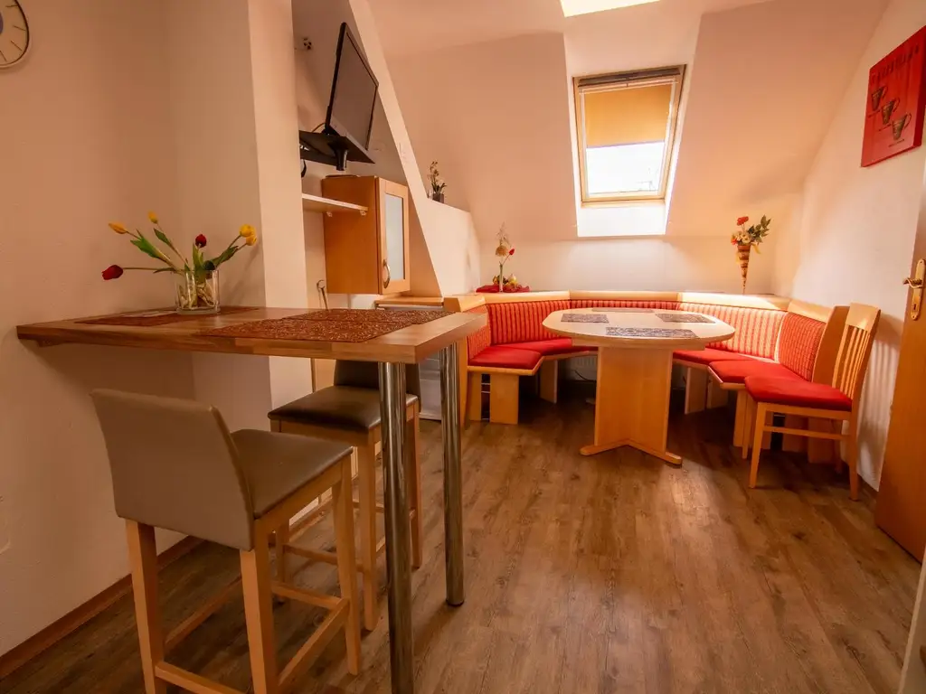 Großes Wohnhaus mit Heurigenlokal / 5 Gästezimmern und einem Miethaus