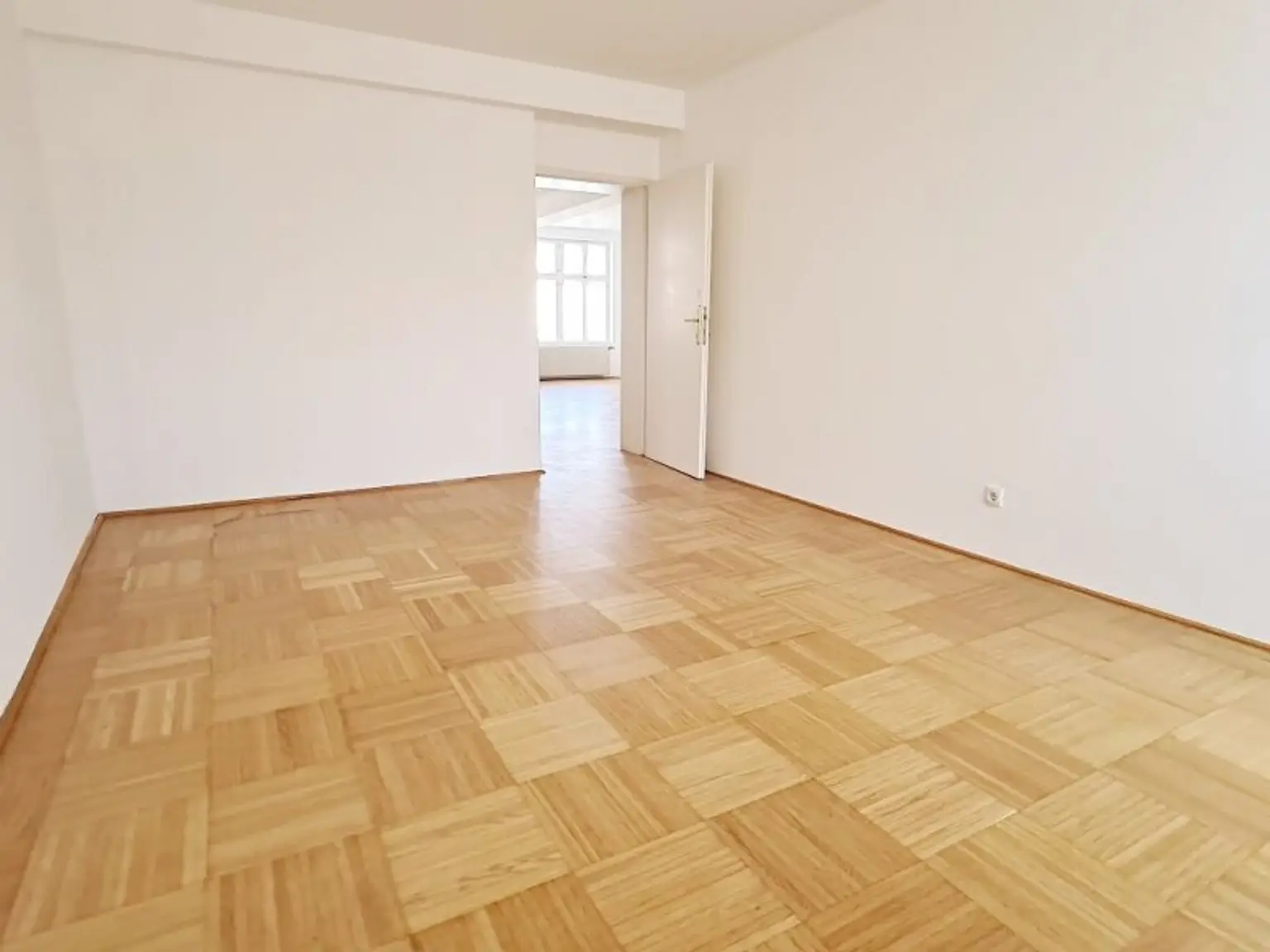 SPITTELBERG, teilsaniertes 84 m2 Dachgeschoß, 3 Zimmer, Extraküche, Wannenbad, Parketten, WG-geeignet, MQ-Nähe