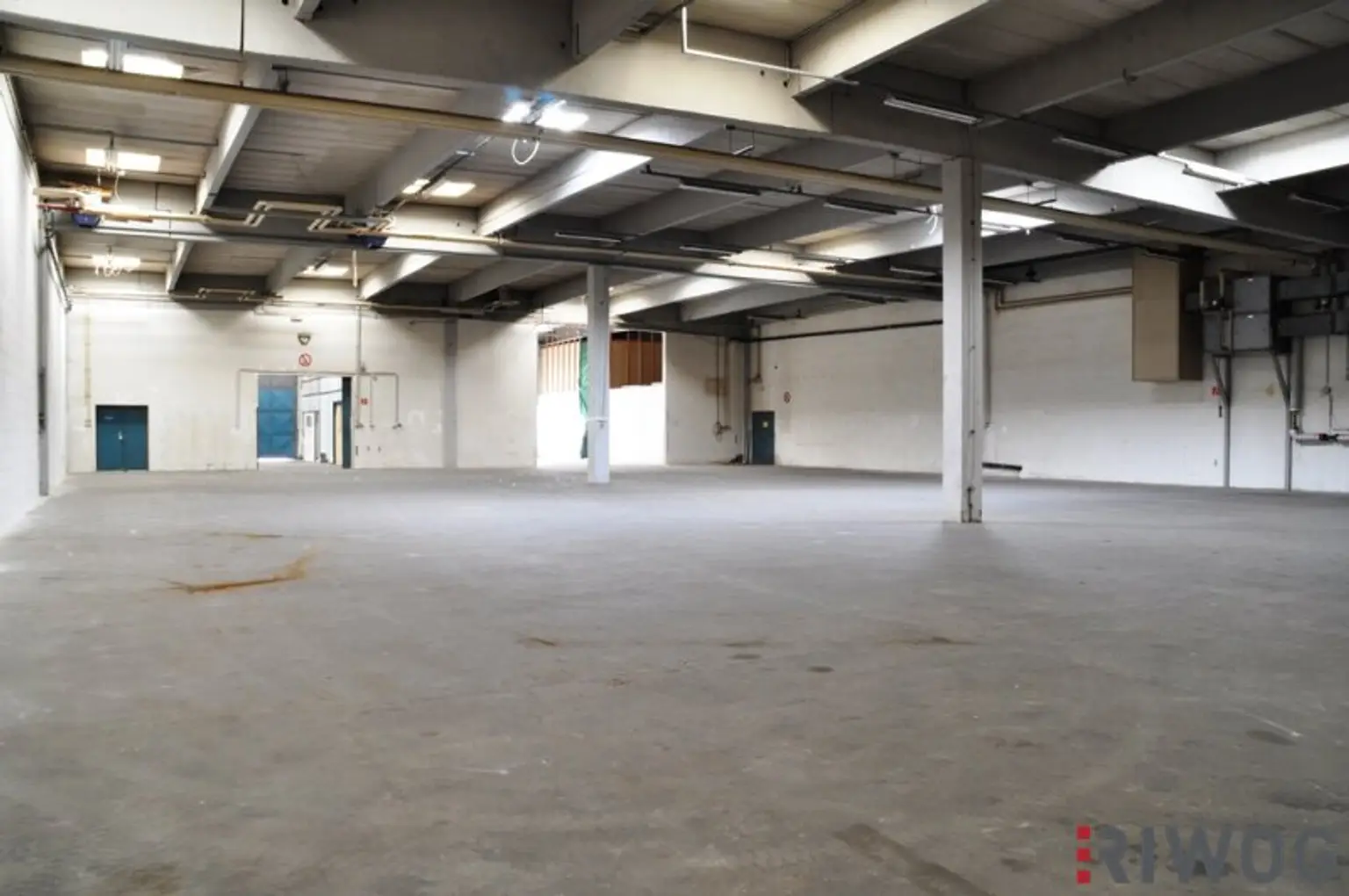 Ebenerdige Halle mit 1.180m² im Industriegebiet Strebersdorf! Autobahnnähe! Mit LKW/Bus befahrbar!