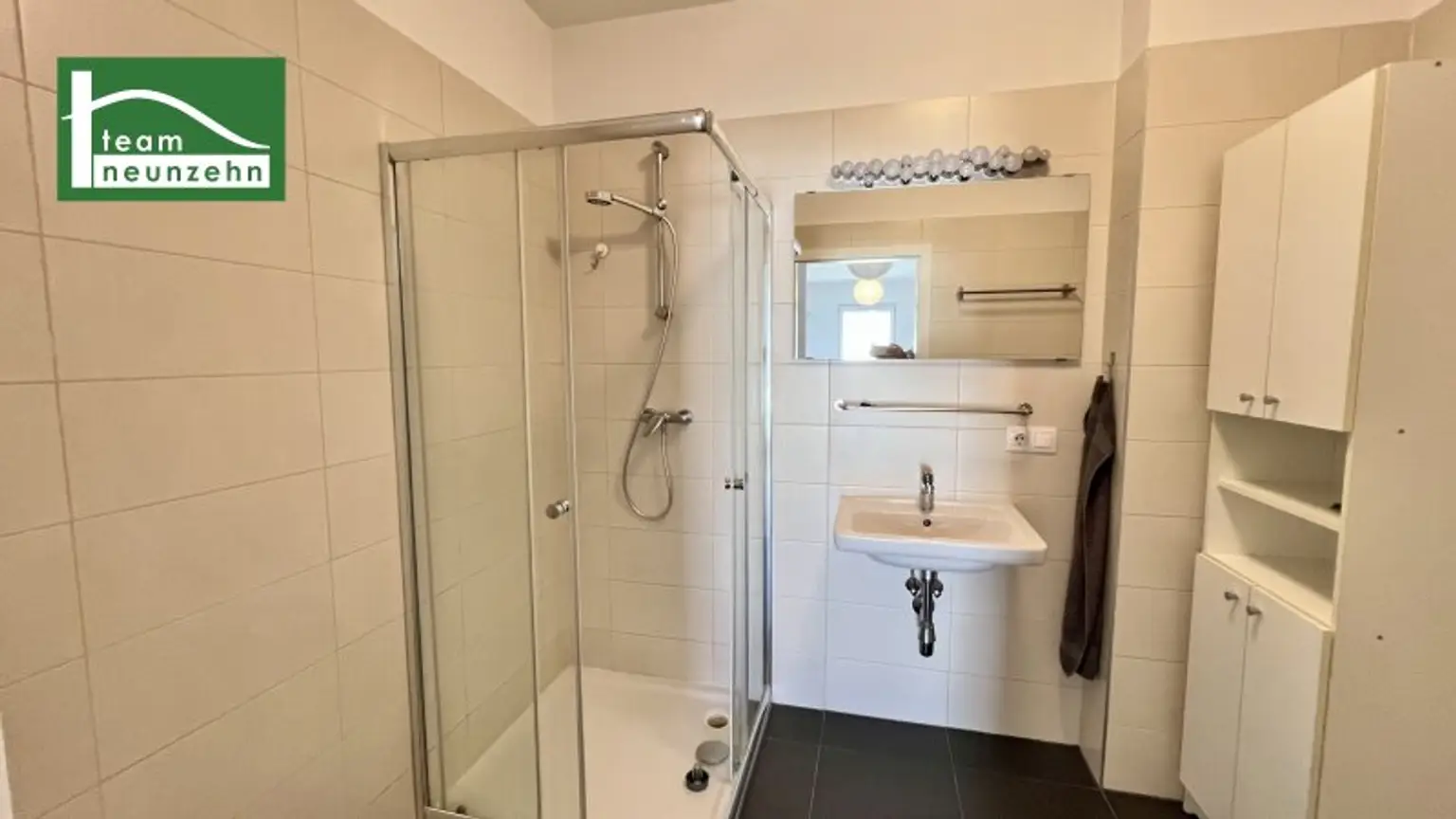 2 Zimmer-Wohnung in generalsaniertem Neubau mit ca. 6m2 Balkon.