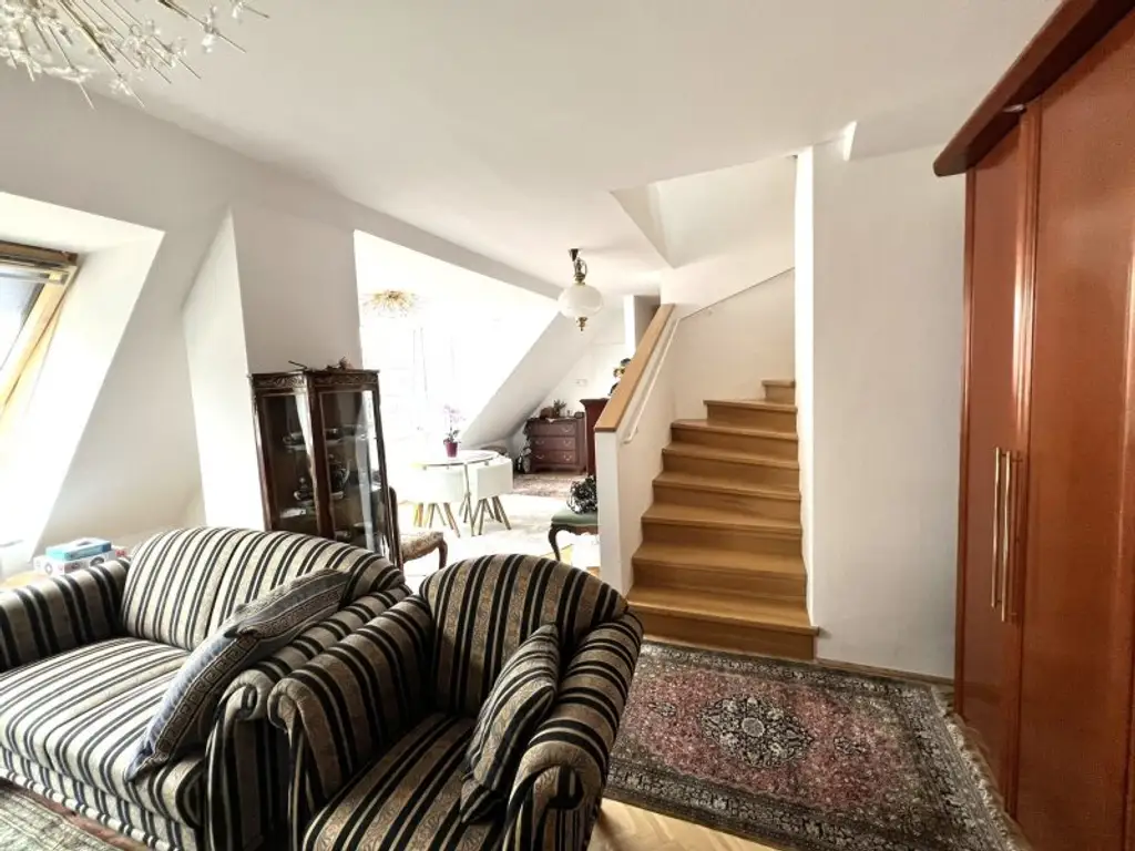 Charmante Dachgeschoss-Maisonettenwohnung in der Barichgasse nahe Dannebergplatz - befristet (!)