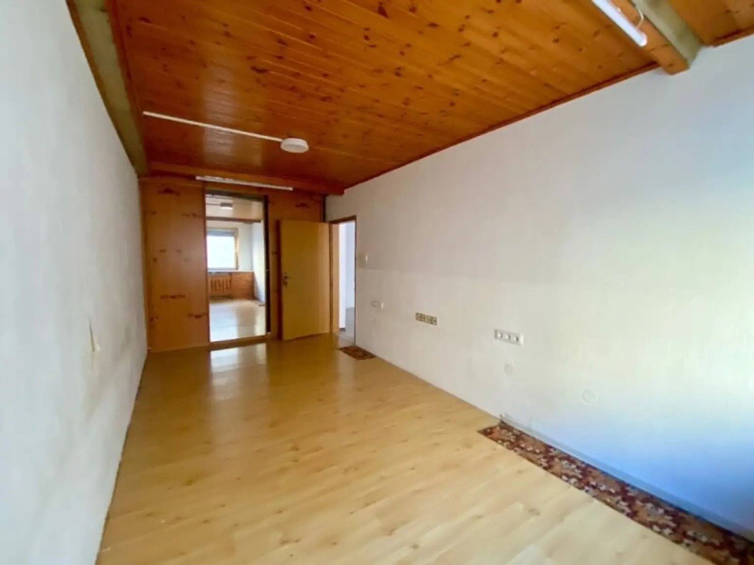 4 ZIMMER-Wohnung zu SANIEREN mit HOFSEITIGER LOGGIA