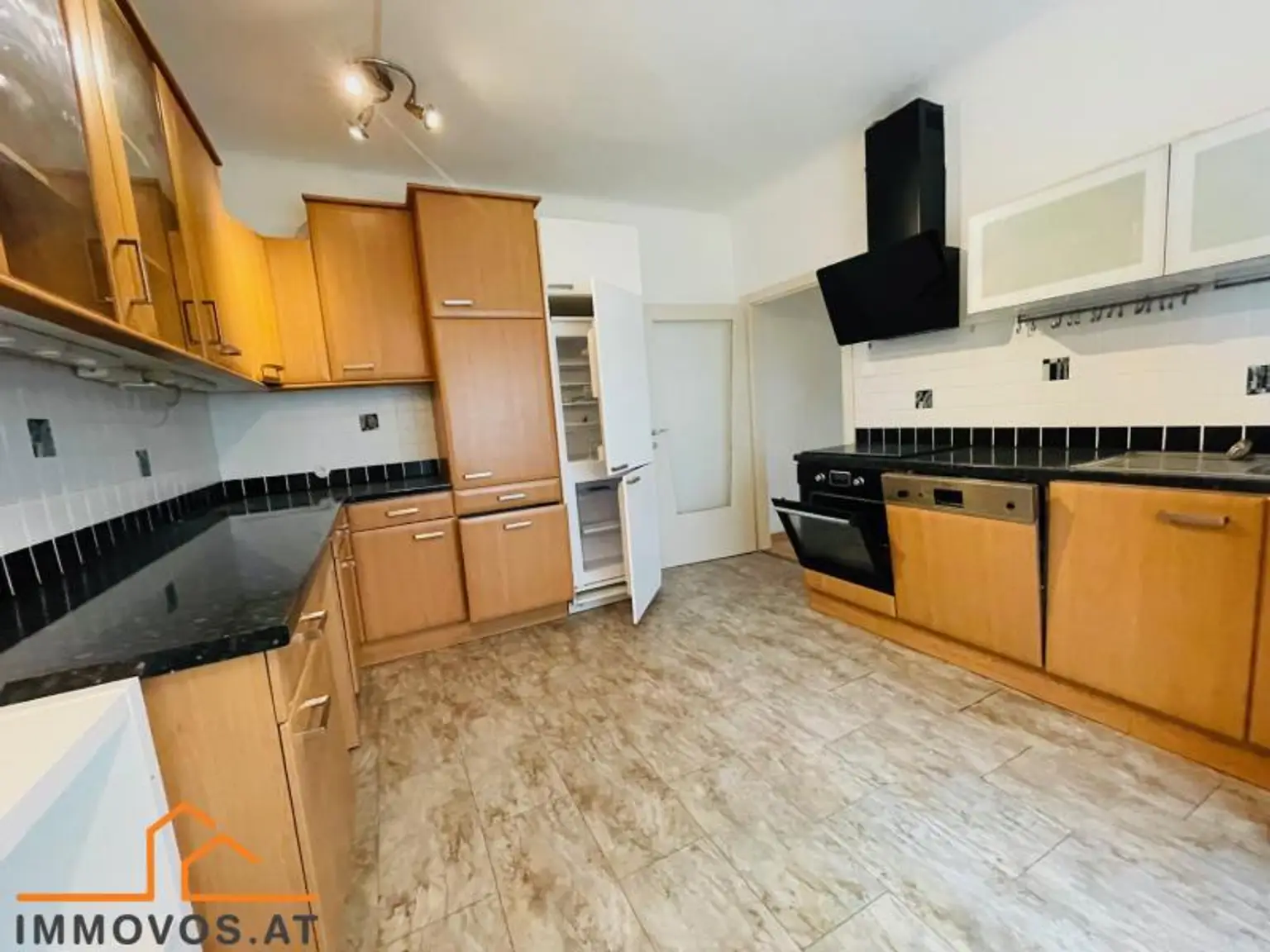 ***SEHR SCHÖNE BALKONWOHNUNG***