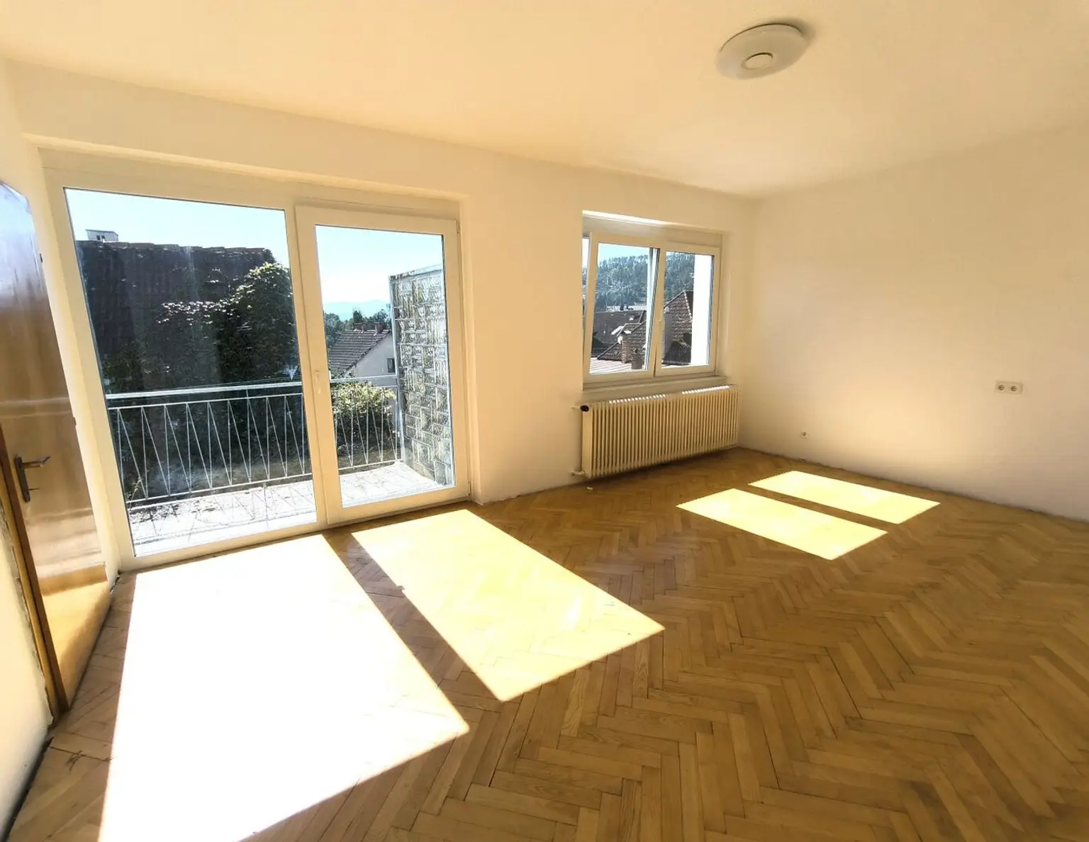 Zentral gelegenes Zinshaus mit 2 Wohnungen, 2 Geschäftslokalen und eigenem Ateliergebäude, teilsaniert.